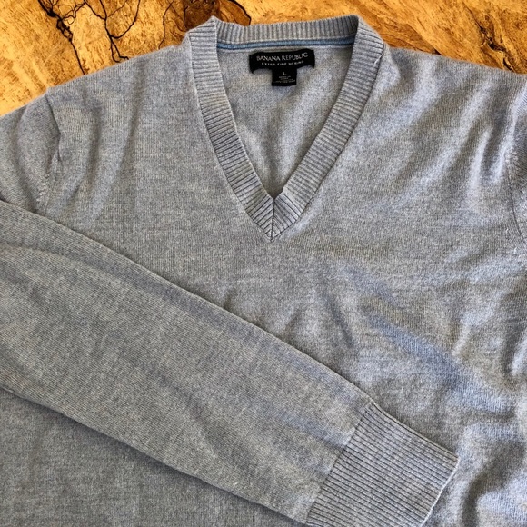 Men’s V-neck Merino Wool Sweater - Picture 2 of 3